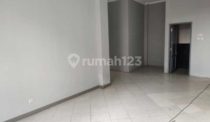 Ruko for Rent in Samarinda Near Mahakam Bridge - 2 Doors, Spacious Parking, Near Hospital & Polnes 2