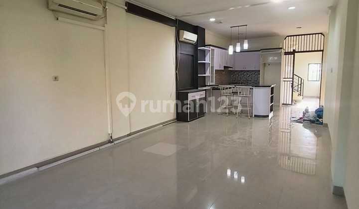 For Rent 4-Story Shop House, Well-Maintained & Good Condition in Tanjung Duren Area (West Jakarta) 2