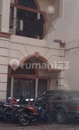 Ruko 3 lantai hadap jalan raya, di Kebon jeruk raya, 72 m, area bisnis & perkantoran. 1