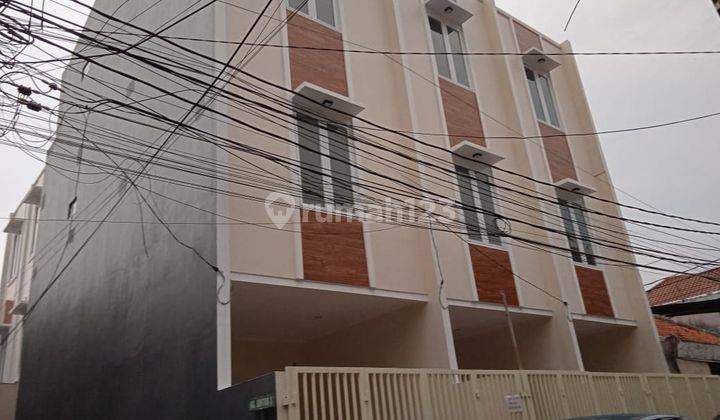 Dijual Rumah 3 lantai, Area pemukiman 2