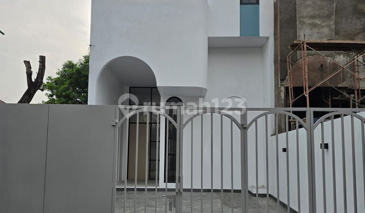 Dijual Rumah Primary 3 Lantai, Daerah Meruya 2