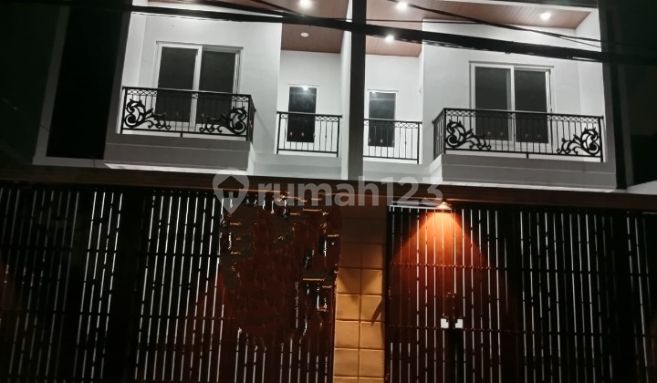 Dijual Rumah Tinggal 2 1/2 Lt, Bangunan Baru Wilayah Kosambi Baru, Jakarta Barat.