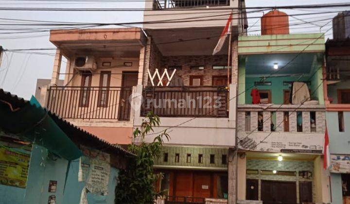 Dijual rumah 3 Lantai, Lokasi Strategis 1