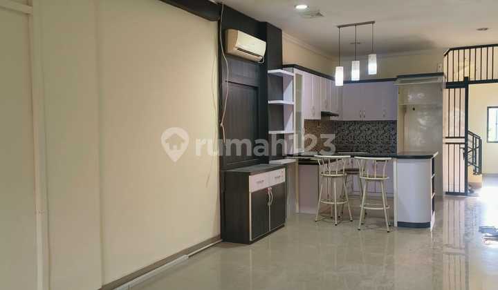For Rent 4-Story Shop House, Well-Maintained & Good Condition in Tanjung Duren Area (West Jakarta) 1