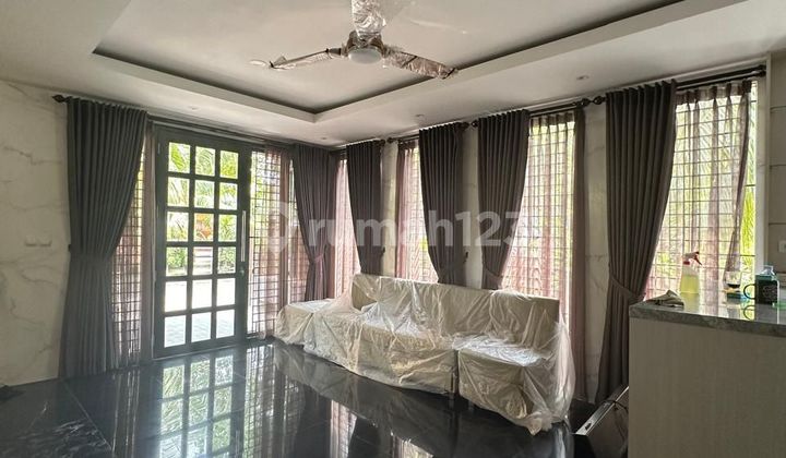 ruang keluarga rumah bagus furnished, dalam cluster