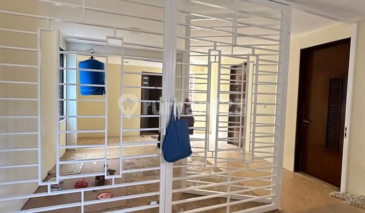 garasi/carport rumah bagus furnished, dalam cluster