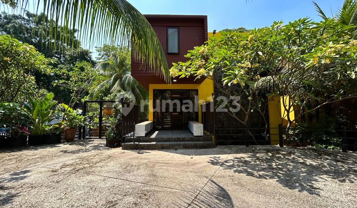 tampak depan rumah bagus furnished, dalam cluster