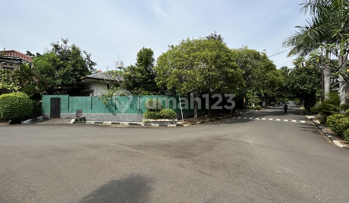 Ready-to-Occupy House in Kalibata, Corner Position in an Elite Complex 2
