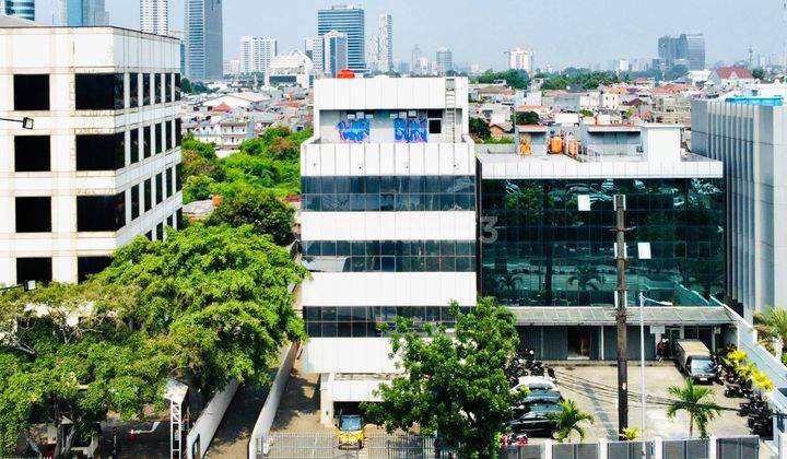 Gedung Perkantoran Jalan Mampang Prapatan Raya Depan Halte Busway 2