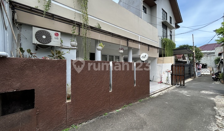 Ready-to-Live House with 1 Car Road Access in Favorite Location, Tebet