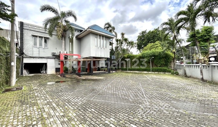 Gedung 2 Lantai Siap Pakai di Warung Buncit | Halaman Parkir Luas | Semi Furnish