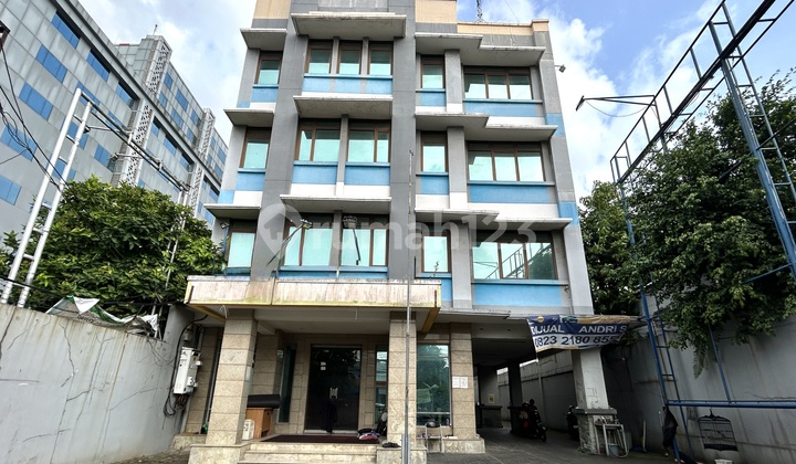 4-Story Building Former Campus in Salemba | Ample Parking | Location Near Carolus Hospital