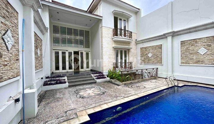 Rumah Mewah Dengan Kolam Renang Lay Out Bagus Terang Plong Under Market 