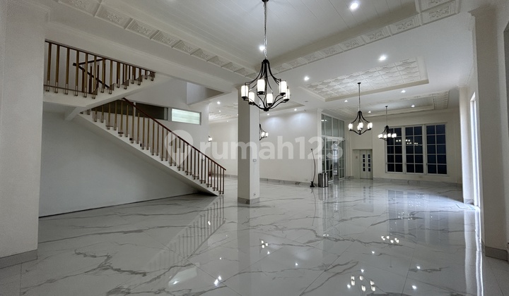 Rumah Mewah Brand New Disewakan Parkir Luas Ada Lift 