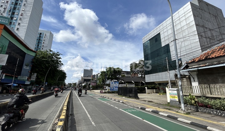 Gedung Siap Pakai Baru Renovasi | 4 Lantai + Rooftop | Halaman Parkir Luas | Cawang Jatinegara