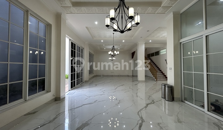Rumah Mewah Brand New Disewakan Parkir Luas Ada Lift  2