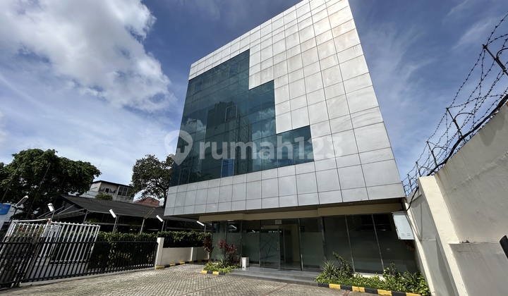 Gedung Siap Pakai Baru Renovasi | 4 Lantai + Rooftop | Halaman Parkir Luas | Cawang Jatinegara