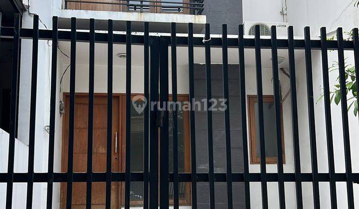 Rumah minimalis sebrang apart OAK di Komplek departemen perdagangan
 1