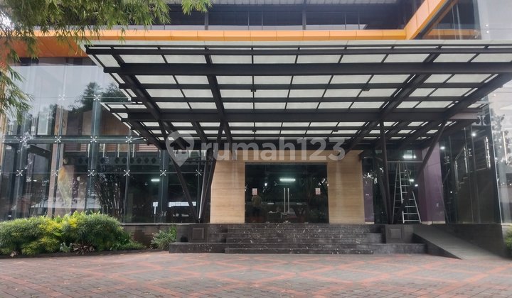 Luxury Building Suitable for Showroom, Office, School Luxury Building Suitable for Showroom, Office, School