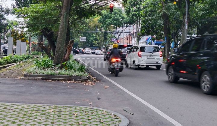 Riau Road Wing House Bandung, Suitable for Cafe, Lodging or Residence. 2