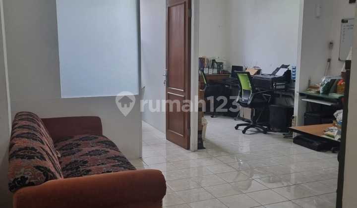 Ruko siap pakai dipinggir jalan di Jakarta Selatan Ruko siap pakai dipinggir jalan di Jakarta Selatan