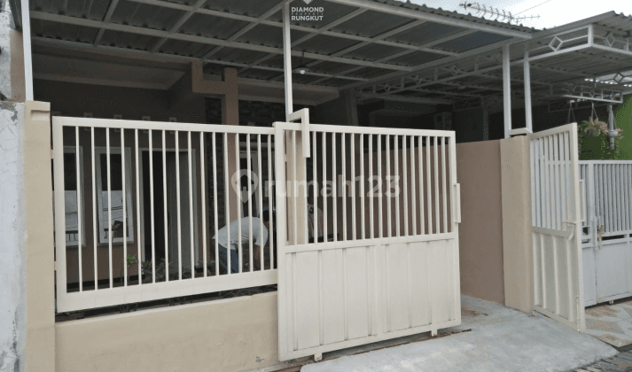 Rumah Bagus Unfurnished SHM di Medokan Tambak, Surabaya 1