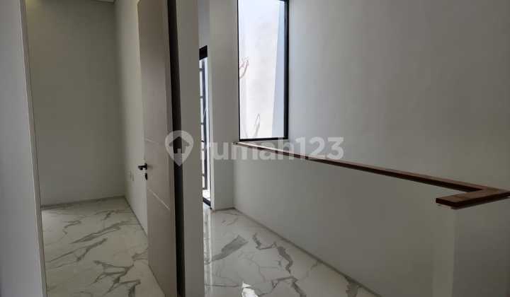 Rumah Modern 2 Lantai SHM Rungkut, Surabaya 2