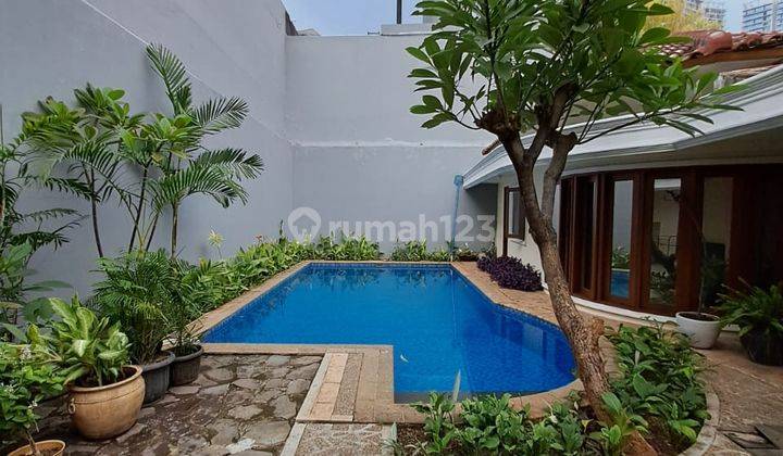 Rumah Mewah Dengan Kolam Renang Prime Area Di Darmawangsa  1