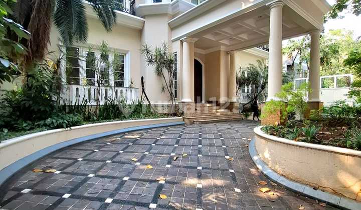 Rumah Mewah Depan Taman dengan Kolam Renanghalama Luas Brawijaya