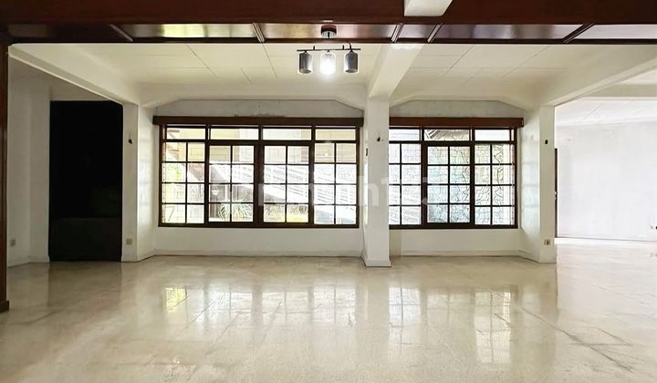 Rumah Lama Jalan Lebar Dan Tenang Di Jl Daksa Senopati 2