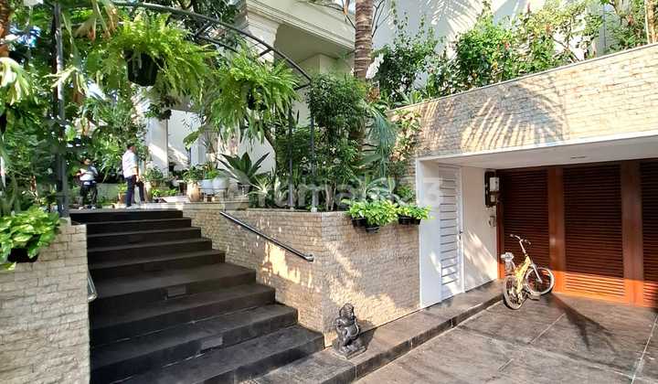 Rumah Mewah Area Tenang dengan Kolam Renang Kebayoran Baru