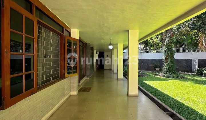 Rumah Lama Jalan Lebar Dan Tenang Di Jl Daksa Senopati