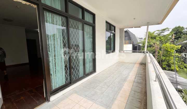 2-Story House Needs Renovation Unfurnished SHM on Jl. Ciniru 2-Story House Needs Renovation Unfurnished SHM on Jl. Ciniru