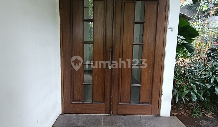 Rumah Lama Terawat Dengan Halaman Luas Zona Komersil Dijual 