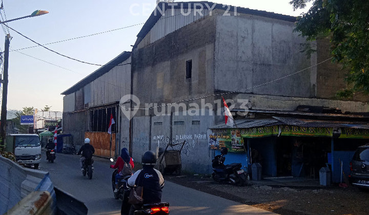 Tanah Komersial Murah Ada Bangunan Strategis di Jl. Raya Sukamahi Deltamas Cikarang