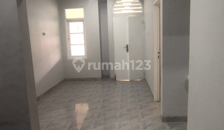 Rumah 2 Lantai  Baru Renovasi SHM Di Lembah Hijau Lippo Cikarang