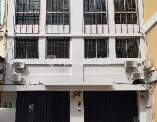 For Sale, 4-Story Attached Shop House in Cempaka Mas 2