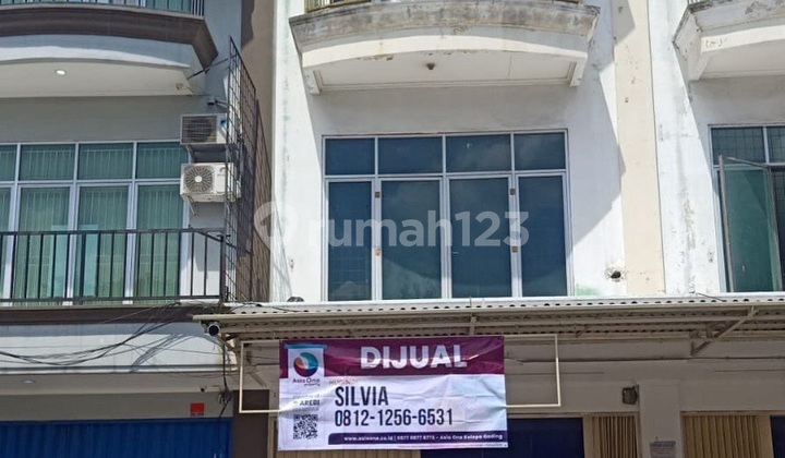 For Sale: 3-Storey Shop House in Srengseng Raya, Kembangan – Strategic Location, Bustling Area, Spacious Parking 2