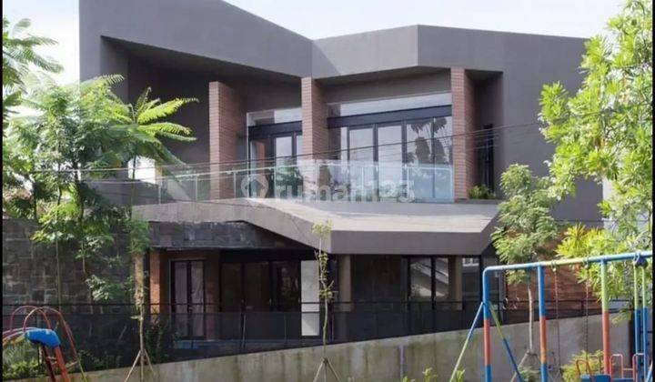 Di jual cepat rumah bagus 2lt,dengan halaman yg luas. 1