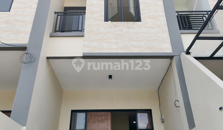 Rumah Akses 3 Mobil Greenvile Bebas Banjir Rumah Akses 3 Mobil Greenvile Bebas Banjir