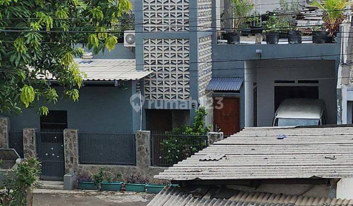 tampak depan rumah di komp pertamina pondok