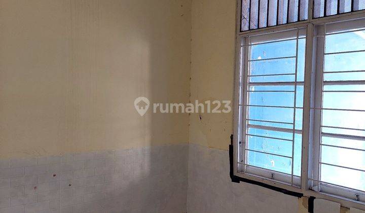 Rumah standar dalam kompleks Taman Harapan Baru Bekasi 2