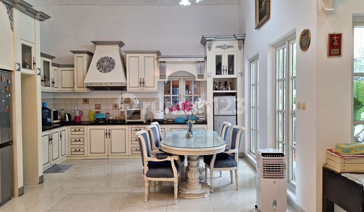 Luxurious 2.5-Story Super Cool House in Picardie French Cluster 2