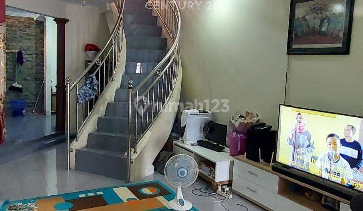 ruang tamu rumah strategis dekat tol di