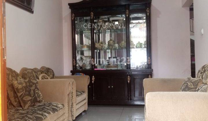 ruang tamu rumah dekat tol di perumahan