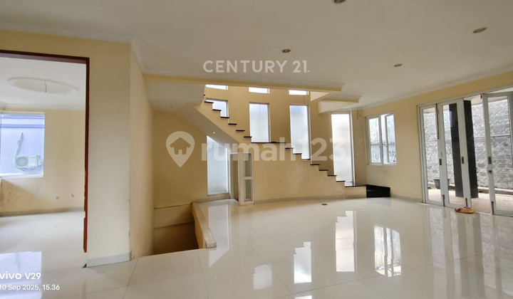 Rumah luas 3 Lt Di Jl Palimanan Mediterania 2 Sentul City 2