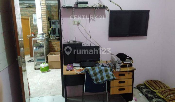 kamar tidur rumah strategis di perumahan puri