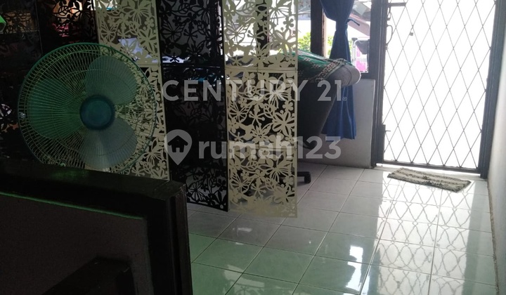 ruang tamu rumah 2 lantai dekat tol