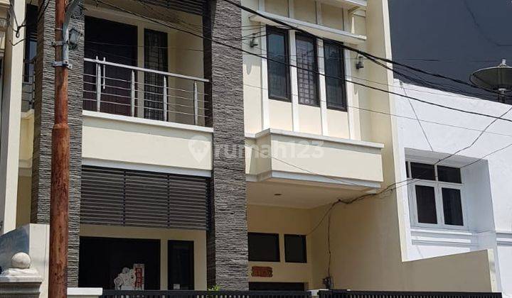 Rumah 3 Lantai Bagus di Mangga Dua, Jakarta Utara 2