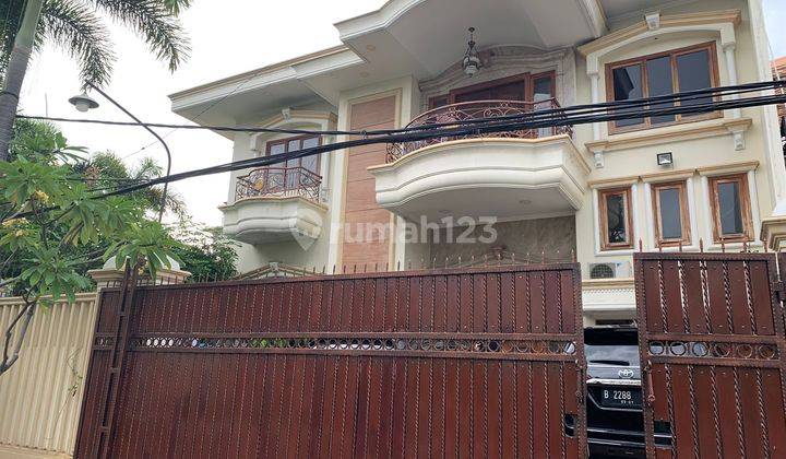 Rumah Bagus Semi Furnished di Sunter Danau Indah, Jakarta Utara 1